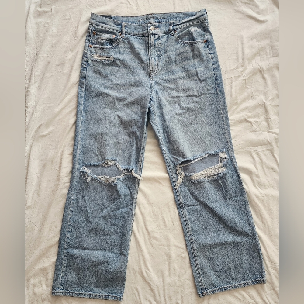 American Eagle Strigid Ripped High Waisted Stovepipe Jeans